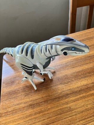 Muñeco Dinosaurio Blanco y Negro