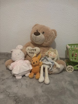 Lote de peluches: oso, conejos y muñeca