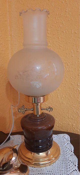 Lámpara de mesa antigua dorada