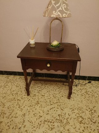 Se regala mesita auxiliar de madera