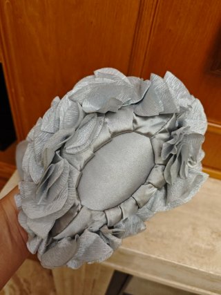 Bolso de fiesta gris perla con fular