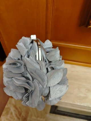 Bolso de fiesta gris perla con fular