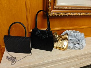 Bolso de fiesta gris perla con fular