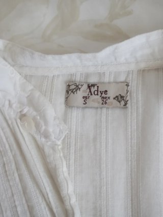 Blusa Pull&Bear blanca con cinturón estilo ibicenc