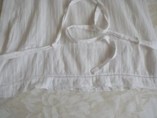 Blusa Pull&Bear blanca con cinturón estilo ibicenc