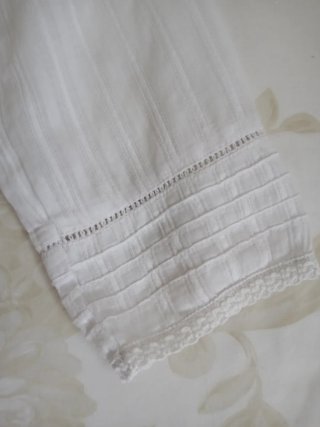 Blusa Pull&Bear blanca con cinturón estilo ibicenc