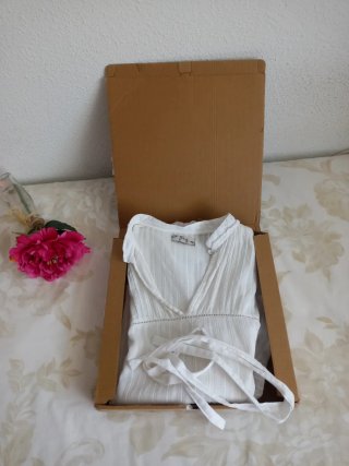 Blusa Pull&Bear blanca con cinturón estilo ibicenc