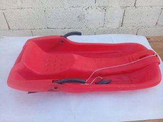 Trineo de nieve rojo