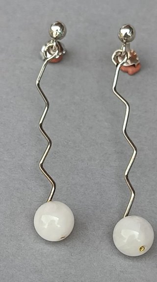 Pendientes de plata con colas al final.