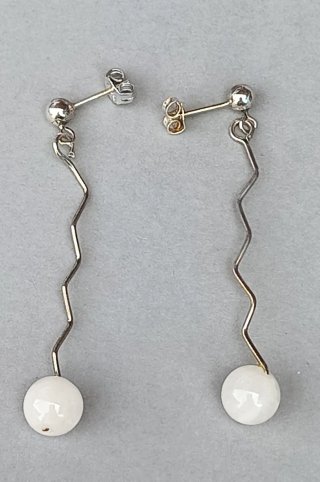 Pendientes de plata con colas al final.