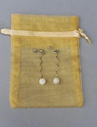 Pendientes de plata con colas al final.