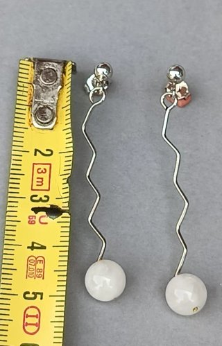 Pendientes de plata con colas al final.
