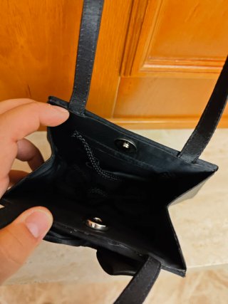 Bolso de fiesta negro con lazo