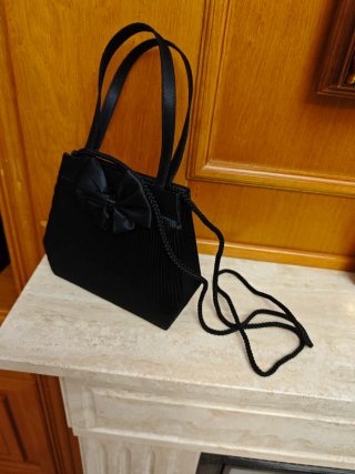 Bolso de fiesta negro con lazo