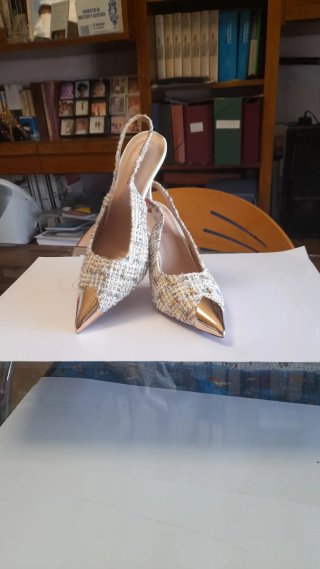 Zapatos de fiesta slingback blanco y dorado