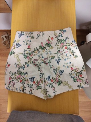 Zara Pantalón Corto Flores