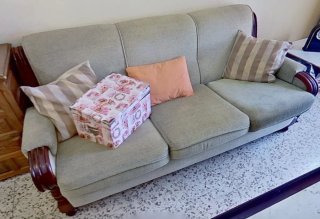 Se regala sofá de tela y madera