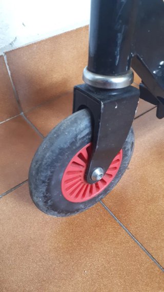 Patinete plegable negro y plateado