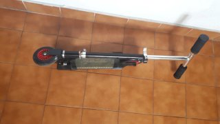Patinete plegable negro y plateado