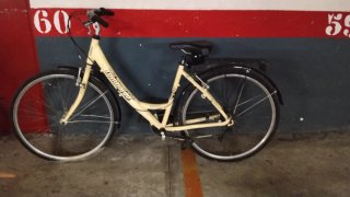 Bicicleta de paseo color crema