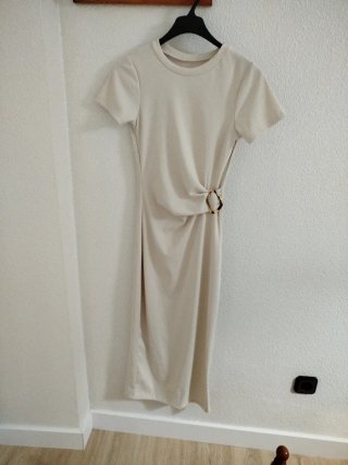 Vestido largo beige con detalle