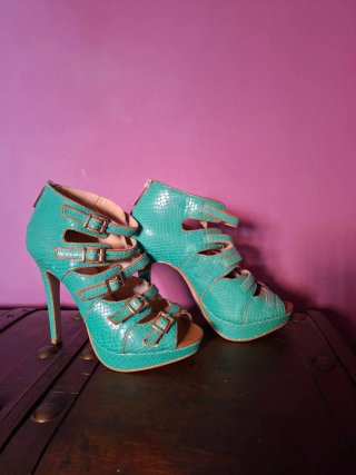 Zapatos de tacón verde turquesa