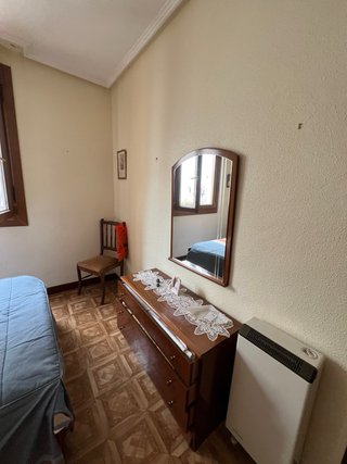 Muebles de habitación: Cama, mesita y cuadros