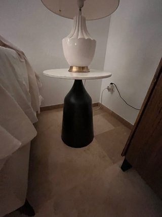 Mesa auxiliar mármol y metal