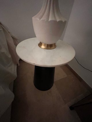 Mesa auxiliar mármol y metal