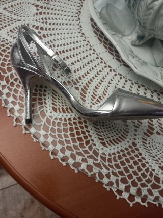 Zapato plateado tacón nuevo comprados en Italia