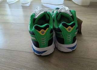 Zapatilla verdes y negras