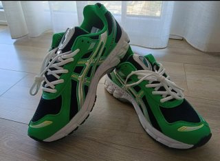 Zapatilla verdes y negras