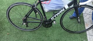Bicicleta de carretera B'TWIN y rodillo