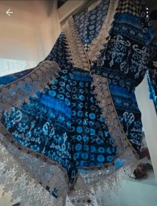Mono corto estampado azul y blanco