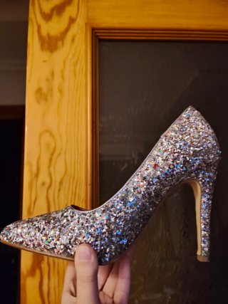 Zapatos de tacón plateados con purpurina