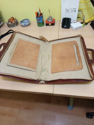 Maletín de cuero artesanal con diseño