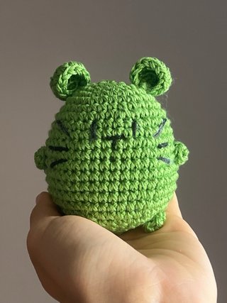 Muñeco crochet verde