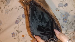 Bolso marrón con cadena plateada