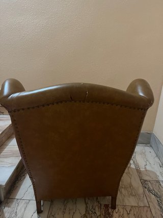 Sillón orejero de cuero marrón