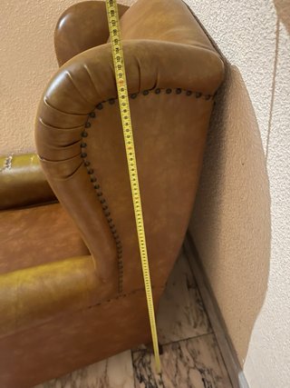 Sillón orejero de cuero marrón