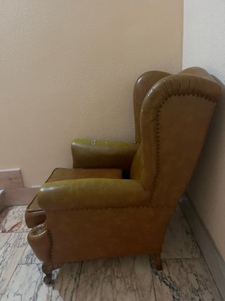 Sillón orejero de cuero marrón