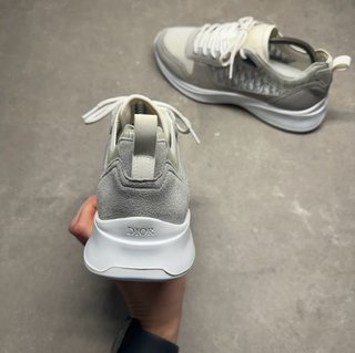 Zapatillas Dior grises y blancas