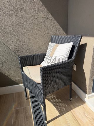 Silla ratán negra con cojín beige