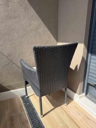 Silla ratán negra con cojín beige