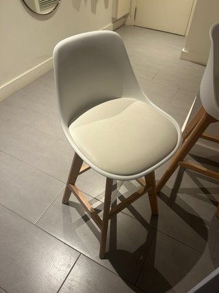 Taburetes de cocina blancos y madera