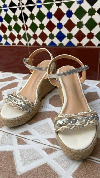 Sandalias de cuña de yute.