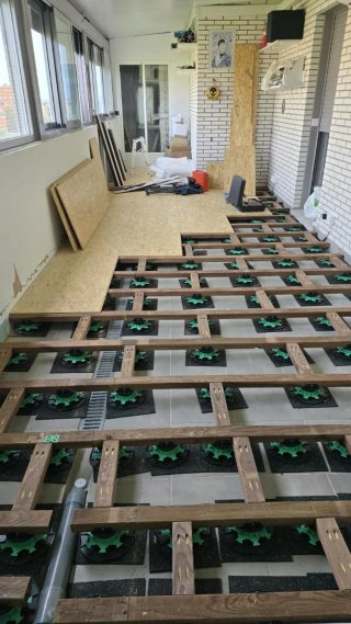 176 Plots Suelo Elevado JOUPLAST + Almohadillas