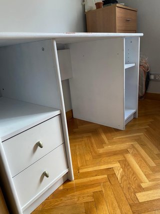 Scrivania bianca con cassetti e ripiani