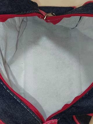 Bolso de mano azul y rosa