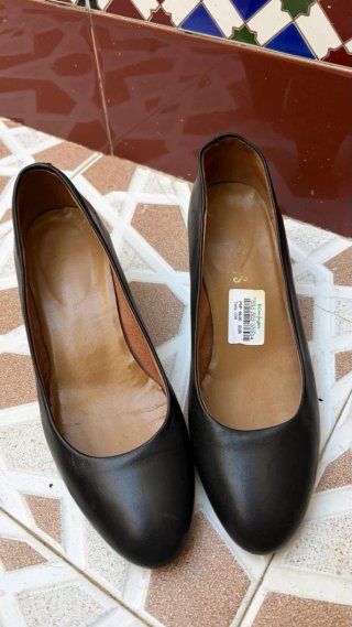 Zapatos de salón de piel negros tacón bajo.